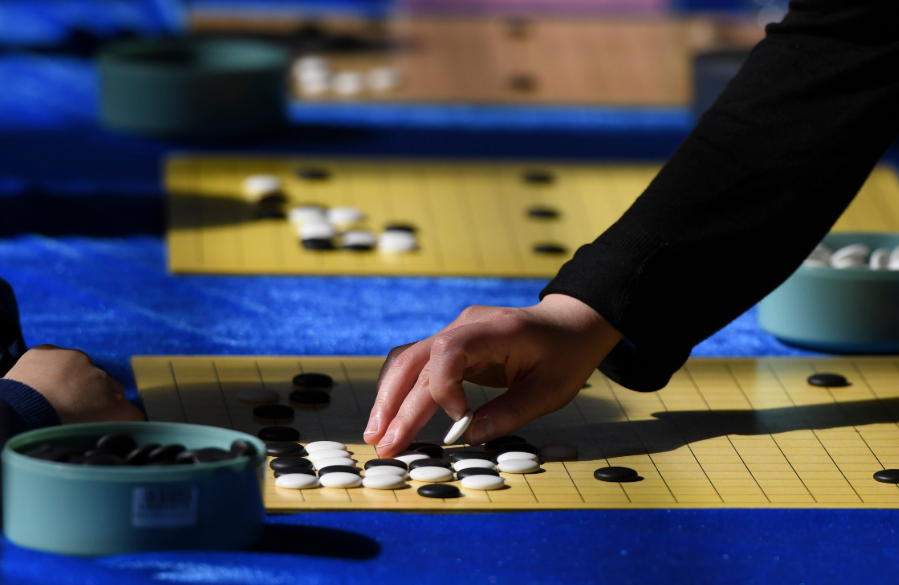 網(wǎng)上圍棋比賽，棋逢對(duì)手，情感交流暖人心